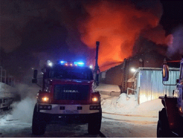 Огонь охватил тысячу квадратных метров: в Челябинской области произошел пожар на оптовой базе