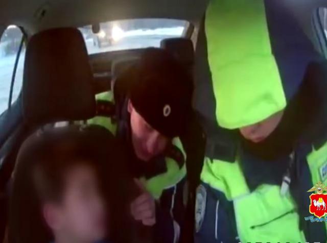 На южноуральской трассе в 20-градусный мороз водитель подобрал раздетого 10-летнего мальчика