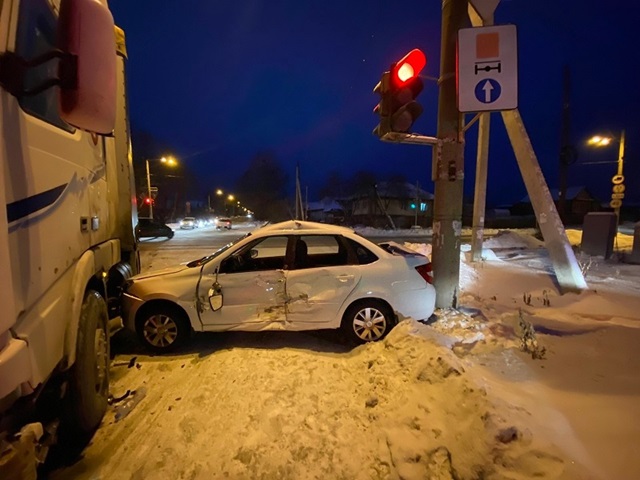 В Челябинской области водитель легковушки врезался в грузовик, отвлекшись на телефон 