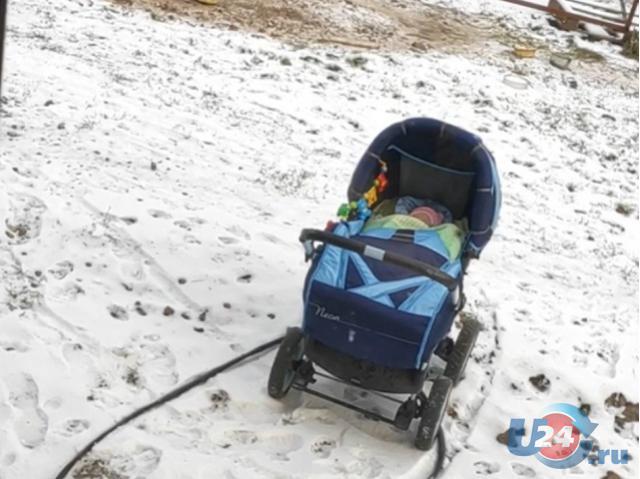 В Челябинской области глыба льда упала на санки с ребенком