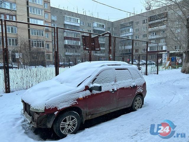 В Челябинске группа молодых людей разбила лобовые стекла семи автомобилей