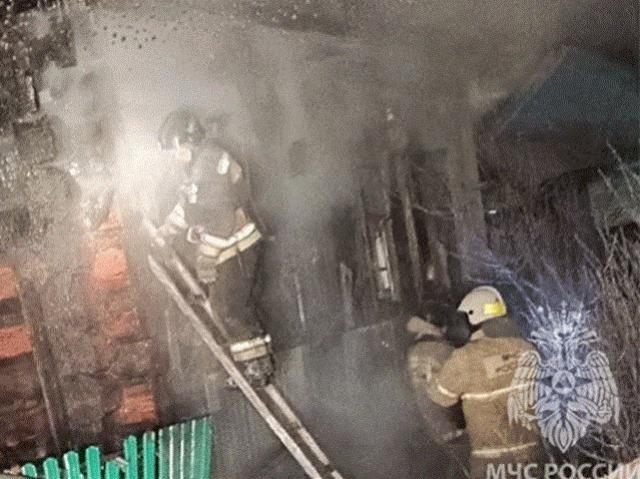 Двое южноуральцев погибли при пожаре в частном доме 