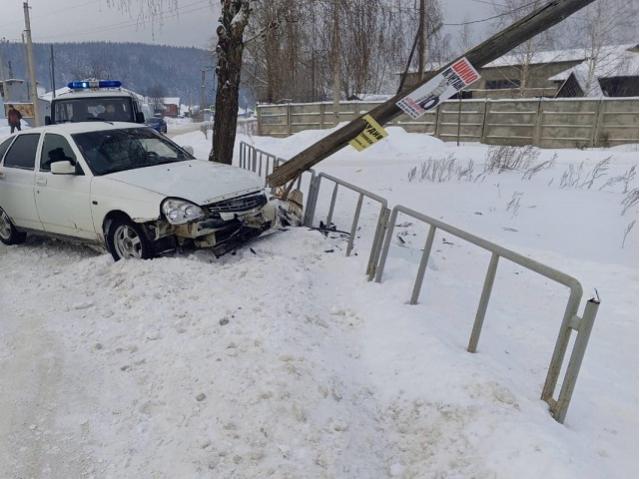 В Челябинской области автомобилистка врезалась в электроопору