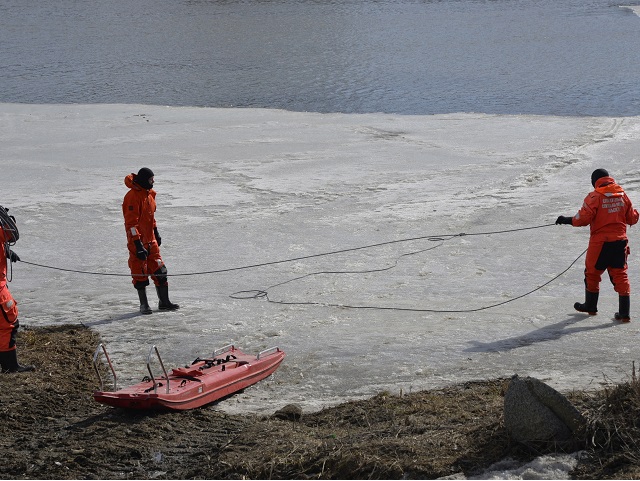 В Челябинске с тонкого льда реки Миасс эвакуировали четырех подростков