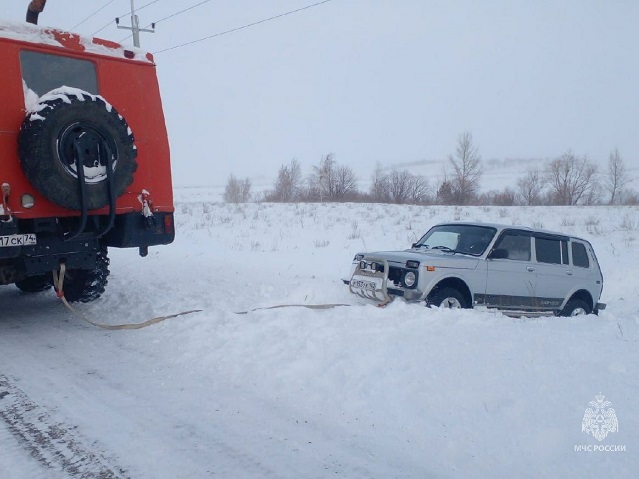На Южном Урале в снежном плену застряли 13 легковых автомобилей