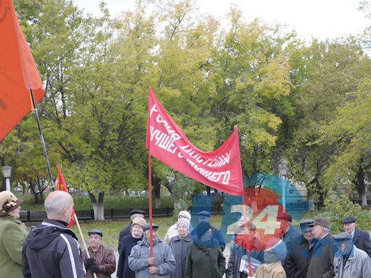 Под красными партийными знаменами вспомнили октябрь 93-го