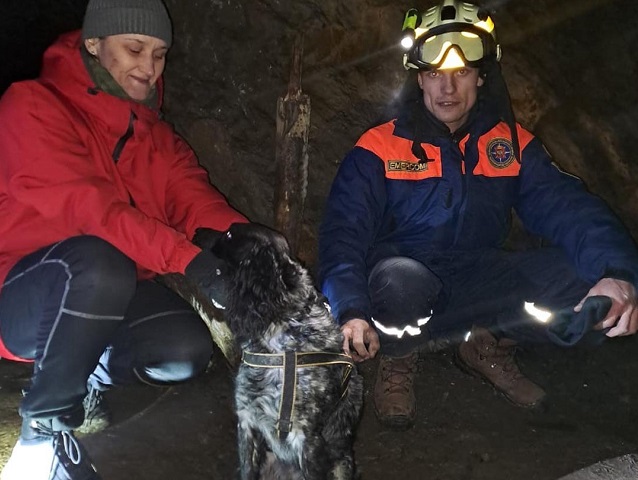 На Южном Урале спасатели достали пса, упавшего в 15-метровую шахту 
