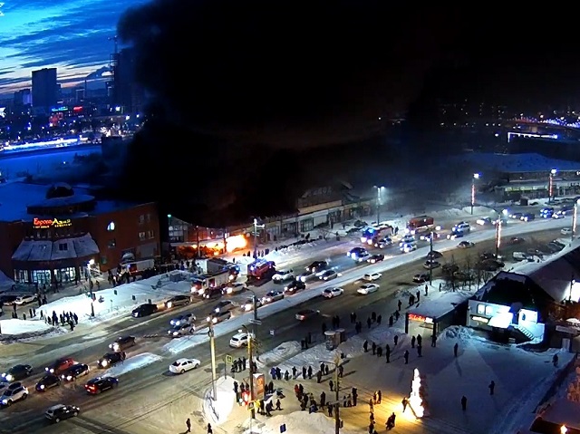 В Челябинске горит крупный вещевой рынок «Восточный город»