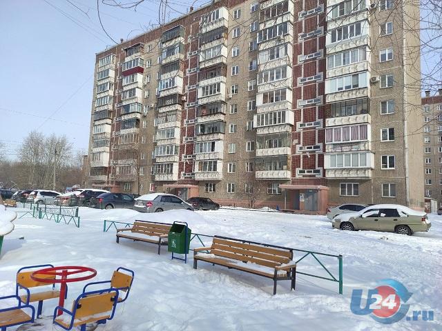 В Челябинской области под окнами многоэтажки найдено тело 15-летней девочки 