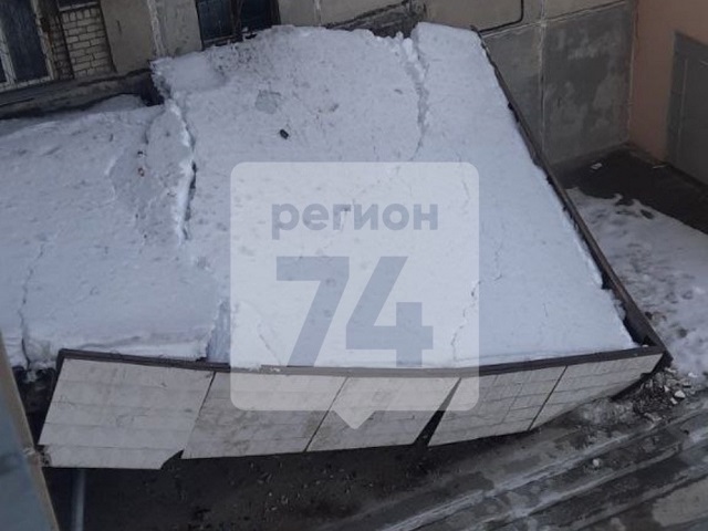 В Челябинске в многоквартирном доме обрушился козырек над подъездом