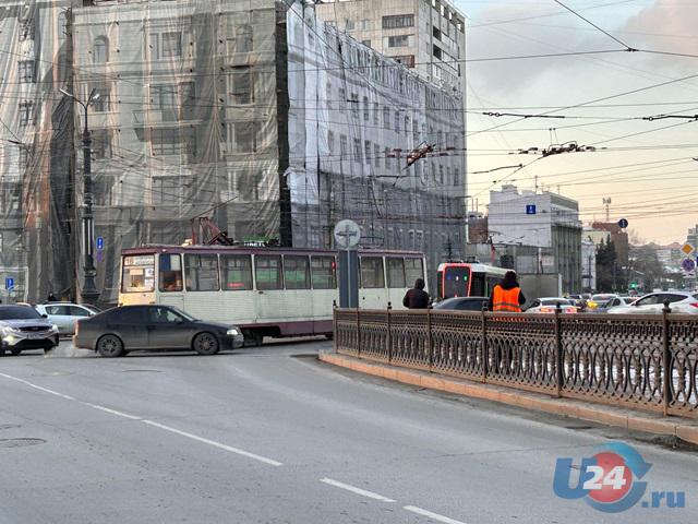 В центре Челябинска образовалась огромная пробка из-за столкновения двух трамваев