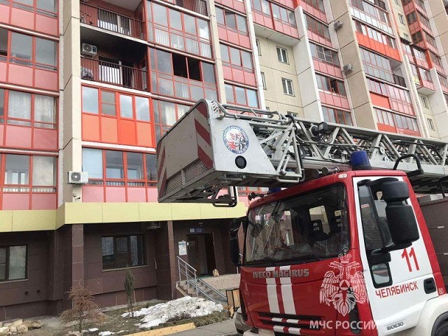 В Челябинске из горящей квартиры спасли женщину