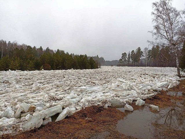 Мощный ледоход начался на реке Юрюзань в Челябинской области