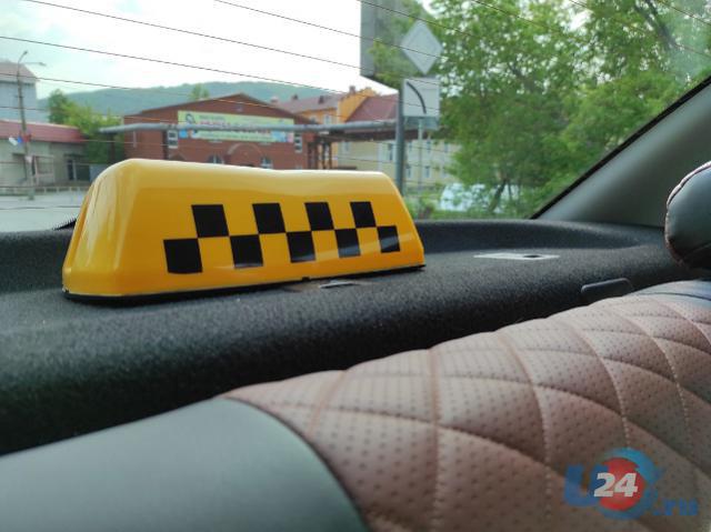 В Челябинской области таксист присвоил телефон пассажира и оформил на него кредиты