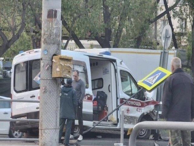 В Челябинске автомобиль скорой помощи столкнулся с легковушкой и снес дорожные знаки 