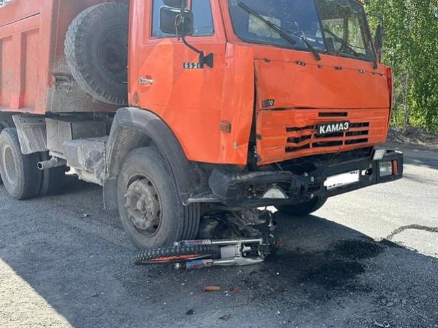 В Челябинской области мотоциклист-бесправник разбился насмерть в ДТП с грузовиком
