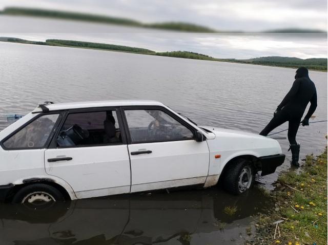 На Южном Урале автомобиль с рыбаками скатился в озеро 