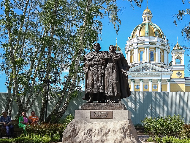 В Рождественском сквере Челябинска открыли памятник святым Петру и Февронии