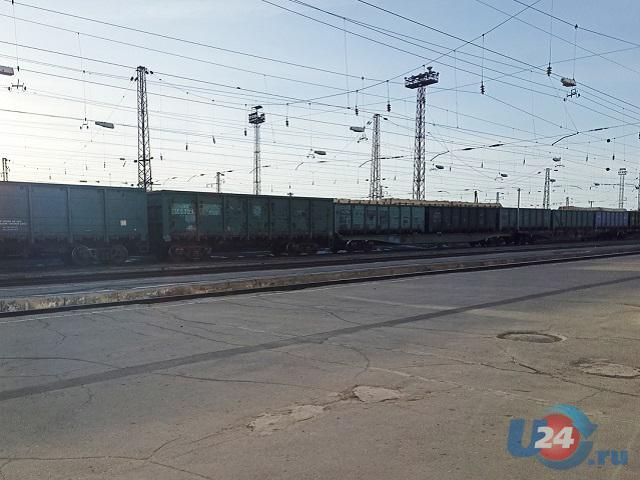 На Южном Урале грузовой поезд сбил легковой автомобиль на переезде 