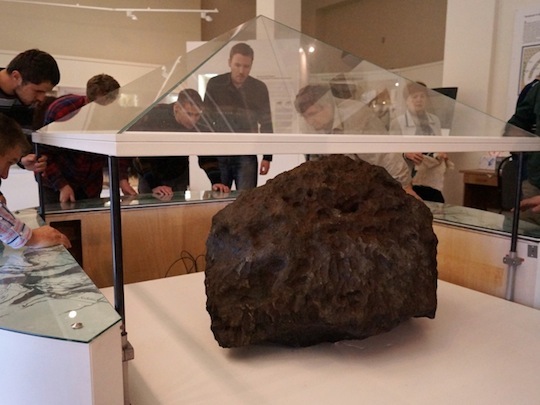 Метеорит поместили под купол