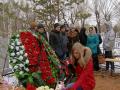 Челябинцы приносят на могилу Лены Патрушевой цветы и игрушки 