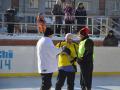Хоккеисты вышли на лед в валенках