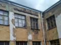 Южноуральцев шокировал облезлый фасад школы