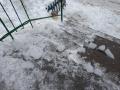 В Челябинской области на мать с ребенком едва не упала глыба льда