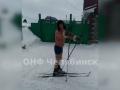 Закалка по-уральски: пенсионер катается на лыжах полуголым