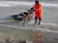 Южноуральские спасатели эвакуировали пенсионера, которого парализовало во время рыбалки