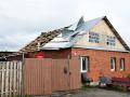 На Южном Урале ураганный ветер сорвал крыши с домов и повалил деревья