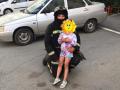В Челябинской области спасатели сняли с окна пятого этажа маленькую девочку