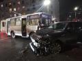В Челябинске водитель Range Rover врезался в автобус и сбежал с места ДТП