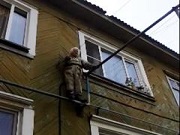 Старушка из Снежинска пыталась спрыгнуть со второго этажа, чтобы отправиться за грибами