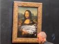 Нападение на «Мона Лизу»: посетитель Лувра переоделся в старушку и испачкал картину тортом