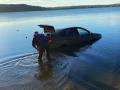 В Миассе из озера вытащили затопленный автомобиль