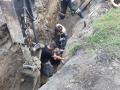 В Челябинской области спасли рабочего, которого завалило землей в траншее