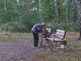 Челябинский пенсионер чинит скамейки в парке и убирает мусор