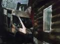 В Челябинской области автобус врезался в забор жилого дома 