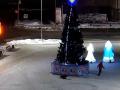 В Челябинской области двое парней залезли на новогоднюю ель и сломали ее 