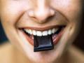 Темный шоколад отбеливает зубы