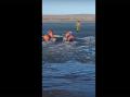 Трое южноуральцев застряли на льдине посреди водоема 