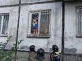 В Челябинской области ребенок застрял на карнизе между окном и решеткой