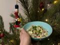 Диетолог рассказала, как в новогодние праздники избежать пищевого «запоя» 