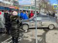В Челябинске легковушка вылетела на остановку и сбила женщину с ребенком
