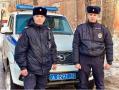 В Челябинске полицейские помогли женщине, которая сломала ногу на остановке 