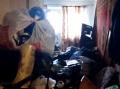 Спасатели достали южноуральскую пенсионерку из-под завала вещей и мусора в квартире