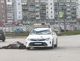 В Челябинске на оживленном перекрестке автомобиль сбил лошадь