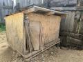 В Челябинской области женщина спряталась от приставов в собачьей будке