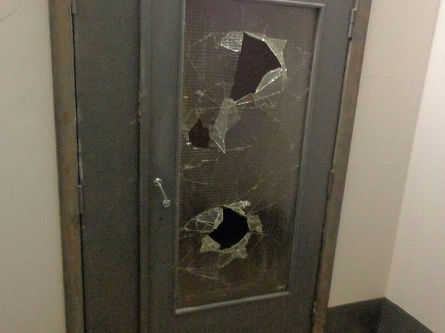 Выбили дверь в квартиру. Разбитая дверь. Выбитая дверь в подъезде. Разбитого стекла подъездной двери. Сломанная дверь подъезда.